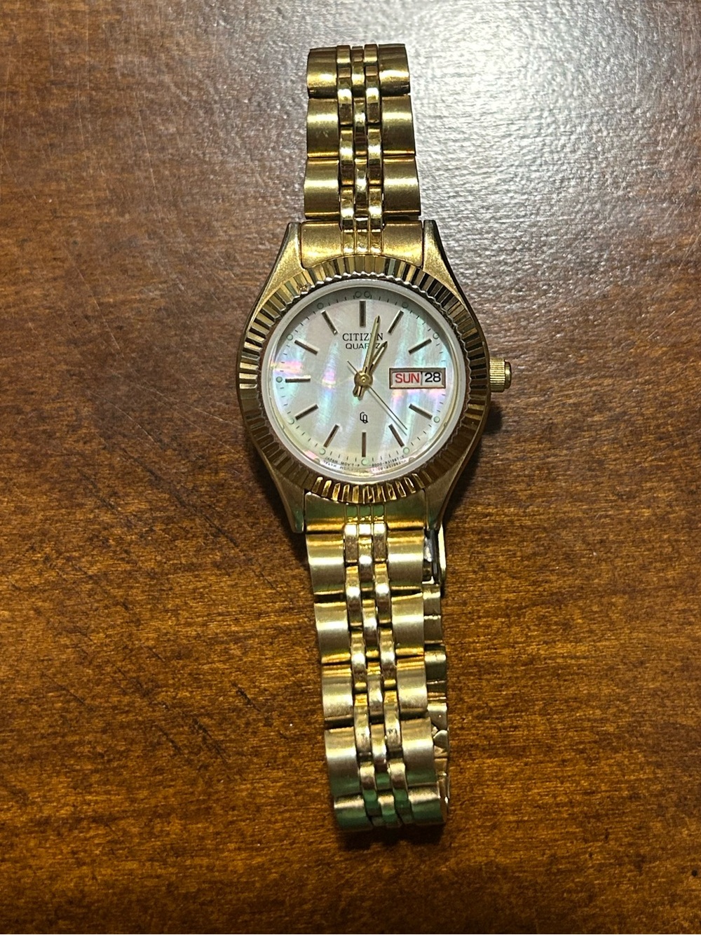 Vintage Women’s Citizen Quartz Gold Tone Mother Of Pearl Dial 25mm Running